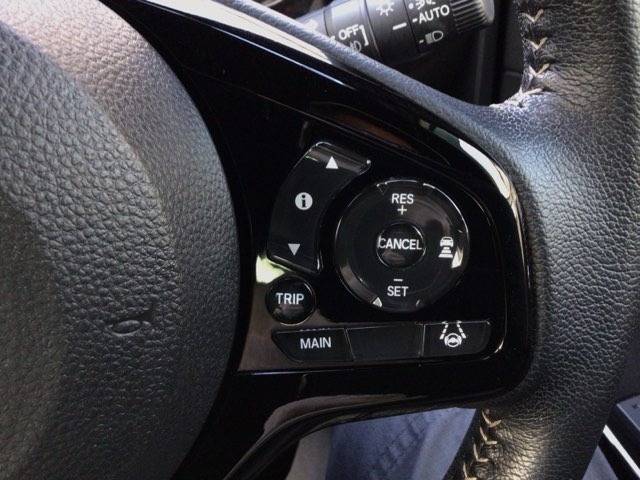 【アダプティブ・クルーズ・コントロール】予め設定した車速内でクルマが自動的に加減速。 前走車との適切な車間距離を維持しながら追従走行し、高速道路でのドライバーの疲労を軽減してくれる嬉しい機能付♪