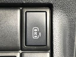 【両側パワースライドドア】スマートキーや運転席のスイッチで後席両側スライドドアの開閉が可能♪電動だから力を入れてドアを開ける必要が無く、小さなお子様でも簡単に開け閉めでき快適です♪