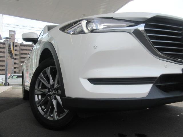 アダプティブLEDヘッドライトは30km/h以上で前方・対向車の部分のみ減光して照射することで相手ドライバーをまぶしくさせることなく明るい視界を確保し、95km/h以上ではヘッドランプの照射角度を上に