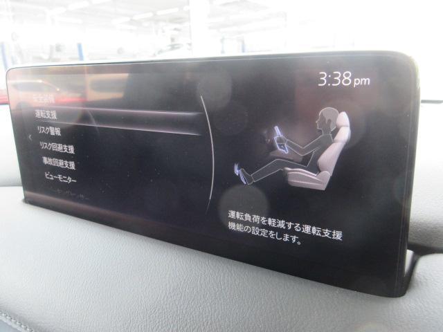 こちらのお車には先進安全装備が多数搭載されています。衝突被害を回避あるいは軽減するためのブレーキや、後方死角からの接近警報、車線逸脱を防止する警報装置など、詳しくはスタッフまでお尋ねください。