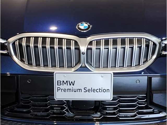 ☆BMWの代名詞とも言える【キドニーグリル】一目見ただけでBMW車であると認識できる確固たるアイコンとして存在感を放ちます☆
