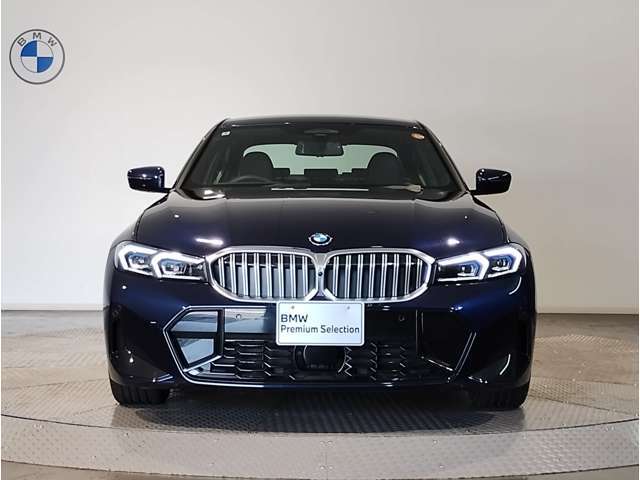 ☆BMWの代名詞とも言える【キドニーグリル】一目見ただけでBMW車であると認識できる確固たるアイコンとして存在感を放ちます☆