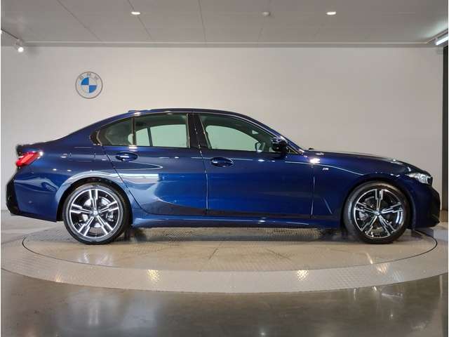 ☆BMWの前後重量配分50:50はエンジン自体をフロントタイヤよりも後ろにずらし、通常はエンジンルーム内に搭載される重量物であるバッテリーをトランクに移動させるなどして実現されています☆