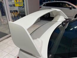 【大型リヤスポイラー】スポーツカーらしさがグッと引き立つ大型リヤスポイラーを装着♪高速走行時のスタビリティ（走行安定性）向上に役立ちます。