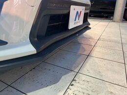 【STIスタイルパッケージ】フロント・サイド・リアをSTIのエアロで統一。外観のスポーティーさを際立たせてくれるだけでなく、高速走行時の空力バランスを最適化してくれます。