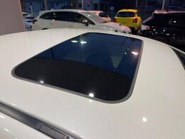 【サンルーフ】開放感たっぷりの希少装備、サンルーフが装着されています！車内に明かりを取り入れたり景色を楽しむ以外にも、車内の空気も簡単に換気できて快適です！