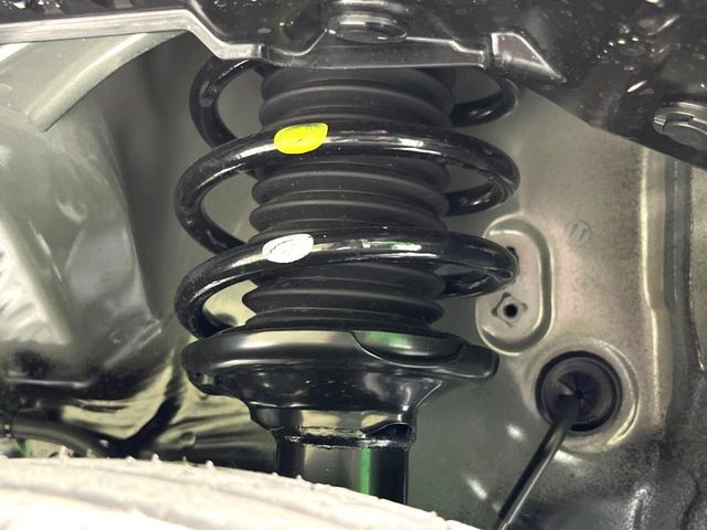 お車を安心してお乗りいただく為には、足回りの定期点検が欠かせません。サービスサポート（有償保証）では無料点検もご提供しており、安心のカーライフをお過ごしいただけるサポート体制が整っています。