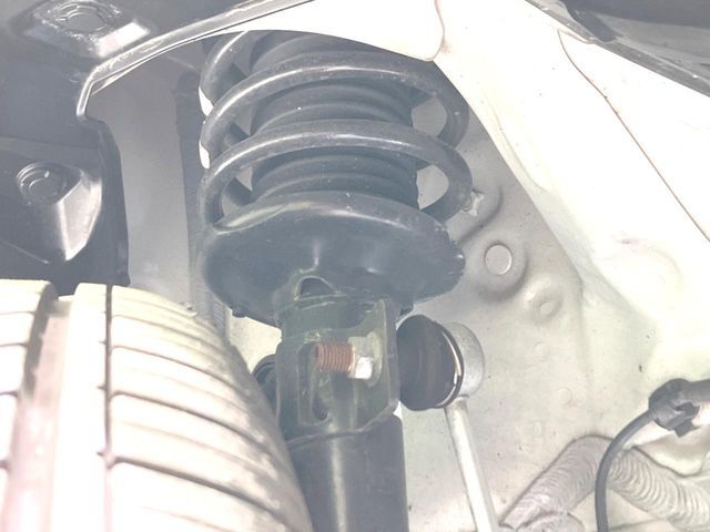 お車を安心してお乗りいただく為には、足回りの定期点検が欠かせません。サービスサポート（有償保証）では無料点検もご提供しており、安心のカーライフをお過ごしいただけるサポート体制が整っています。