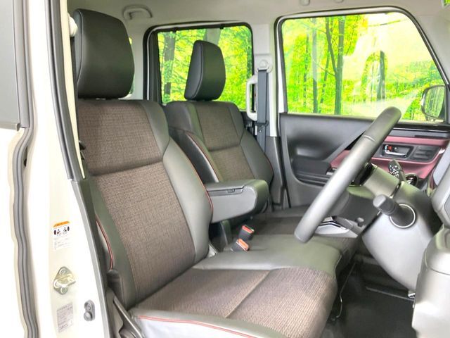 運転席まわりには十分なスペースがあり、大柄な方でもゆったり運転していただける環境です。