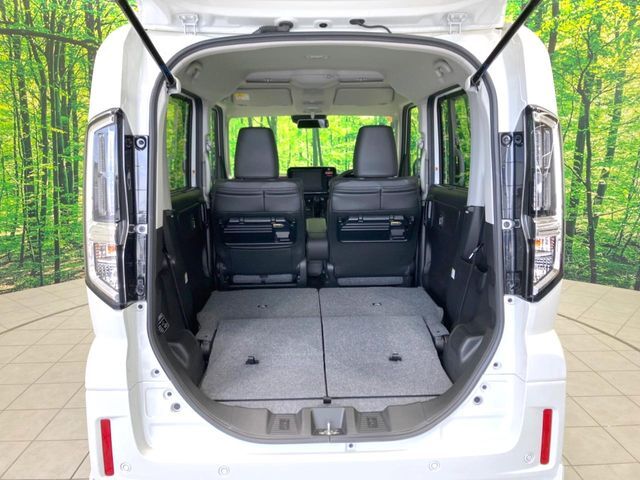積み下ろしのしやすいデッキにはたっぷりと荷物を積み込んでいただけます。遊びから仕事まで、様々なシーンで頼れます♪
