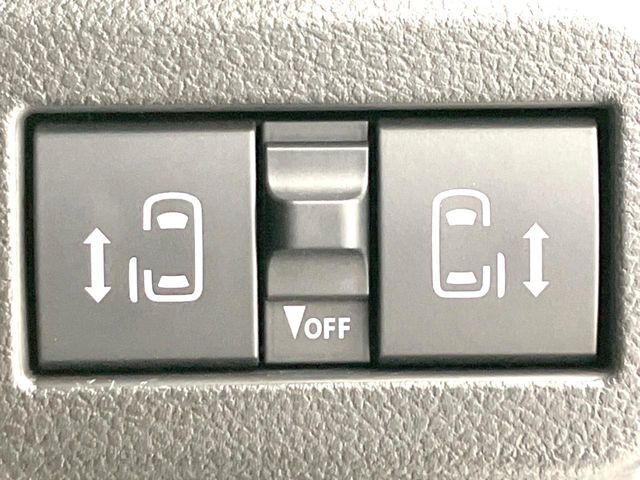 【両側パワースライドドア】スマートキーや運転席のスイッチで後席両側スライドドアの開閉が可能♪電動だから力を入れてドアを開ける必要が無く、小さなお子様でも簡単に開け閉めでき快適です♪