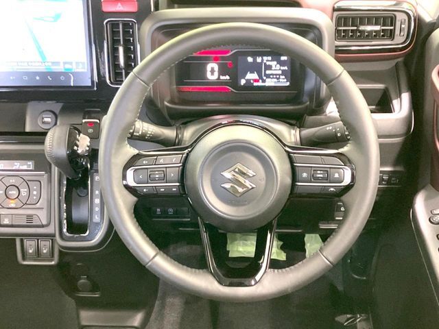 インテリアに合わせたデザインのステアリングは、運転される方のことも考え、運転しやすい形状、大きさです。是非一度、実際に触ってお確かめください。