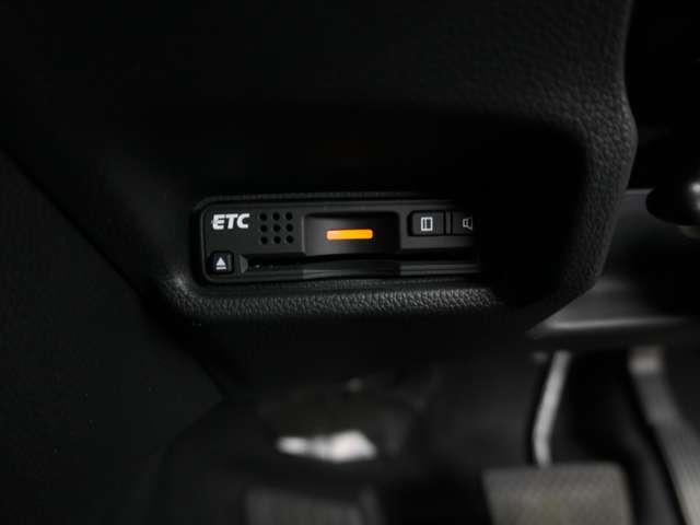 当社専門業者が納車前クリーニングしておりますので内装もとても綺麗な状態でお渡ししております。もちろんシート、足元、パネル関係、天井とお客様にお喜びいただけますよう心を込めて磨いています！！