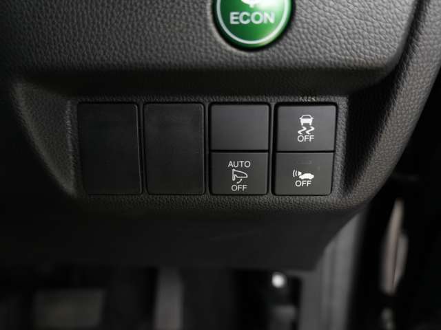 ボディのガラスコーティング施工も好評受付中です！撥水性の効果は3年以上♪メンテナンスは水洗いのみ♪その他カスタマイズやアフターパーツ取付なども是非ご相談下さい！