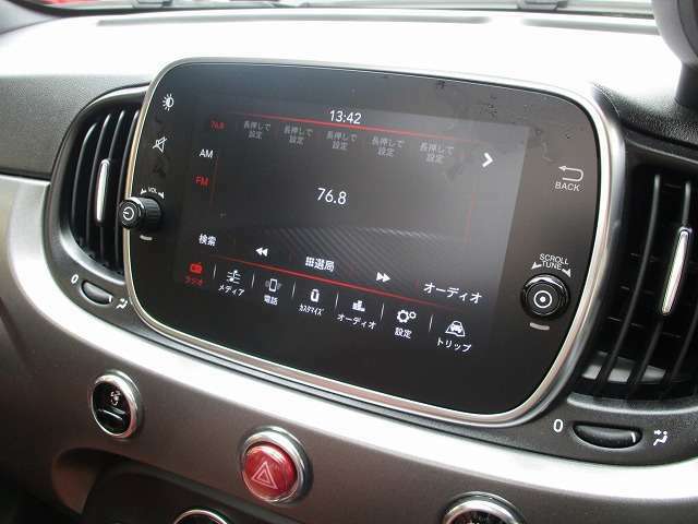 Android　Auto、Apple　CarPlay、Bluetooth、USB対応の純正オーディオ