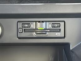 【ETC】有料道路を利用する際に料金所で停止することなく通過できる、ETC車載器（ノンストップ自動料金収受システム機器）が装備されています。セットアップを行うことで利用可能になります。