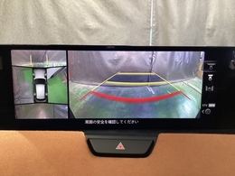 狭い場所での駐車やすれ違いなどでより的確な運転操作に役立つ360°ビューモニターが装備されています。