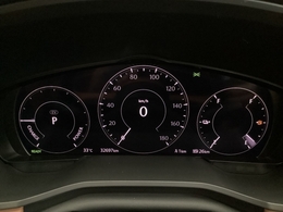 ”ドライバーを中心に一つ一つ丹念に磨き、力強さと上質さが融合した上質なデザインを採用しました！シンプルながらも落ち着いたメーターパネルは大人な雰囲気を演出します。”