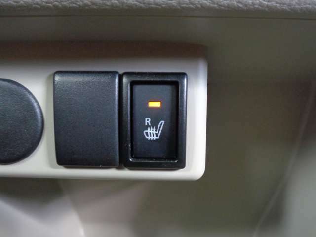 【　運転席シートヒーター　】　エンジンの暖気前でもエンジン始動後すぐにシート座面が温かくなるので冬場は重宝します☆