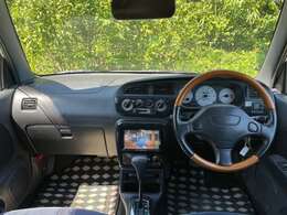 クラシックスタイルが好きな方には、この木目のステアリングがたまらないはず！