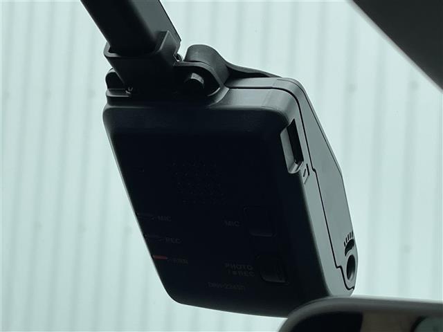 【ドライブレコーダー】映像・音声などを記録する自動車用の車載装置が装備されています！ もしもの事故の際の記録はもちろん、旅行の際の思い出としてドライブの映像を楽しむことができます。
