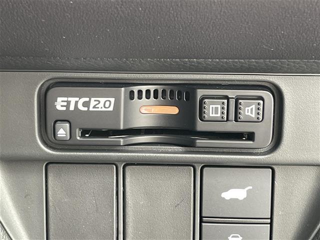 【ETC】有料道路を利用する際に料金所で停止することなく通過できる、ETC車載器（ノンストップ自動料金収受システム機器）が装備されています。セットアップを行うことで利用可能になります。