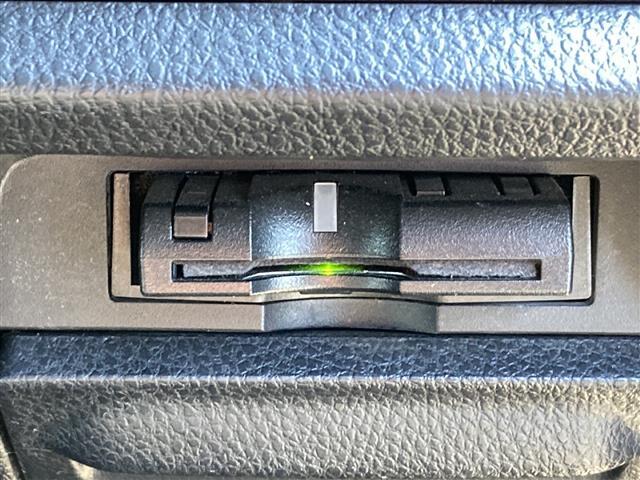 【ETC】有料道路を利用する際に料金所で停止することなく通過できる、ETC車載器（ノンストップ自動料金収受システム機器）が装備されています。セットアップを行うことで利用可能になります。