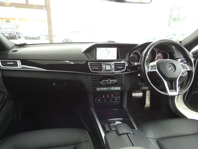 室内は落ち着いたブラックレザーシートに快適な全席シートヒーターが装備！！　使い勝手の良い純正HDDナビやキーレスゴーに、運転操作をサポートするレーダーセーフティパッケージやバックカメラ