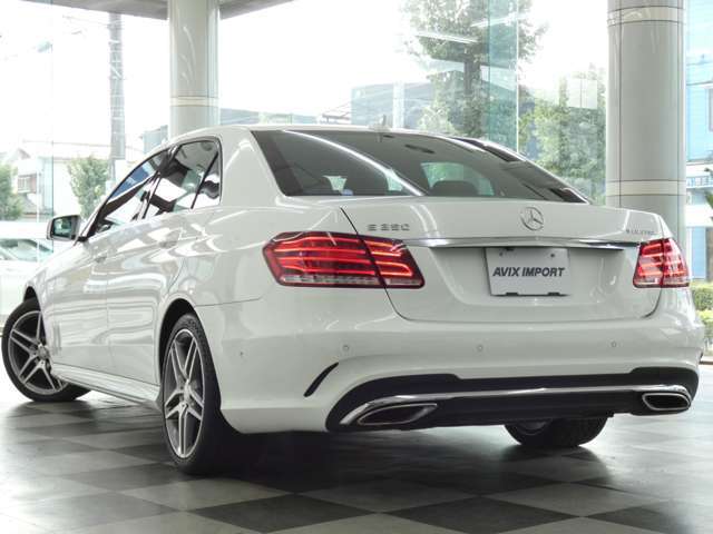 綺麗な外装色ポーラーホワイトホワイトにAMGスポーツパッケージ専用エクステリア＆18インチアルミホイールが迫力有るエクステリアを演出！！