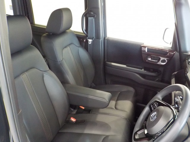 フロントシートはベンチシートです、運転席と助手席の移動が簡単です。真ん中にはアームレストも装備されています！