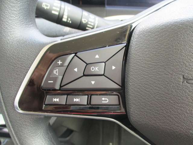 運転中もハンドルから手を放さずにオーディオ操作することができます。
