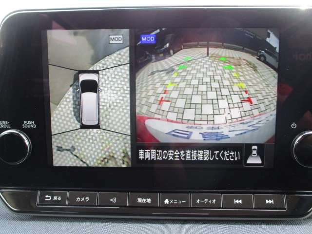 空から見下ろしているような視点で周囲を確認できるアラウンドビューモニター。駐車時とても便利♪