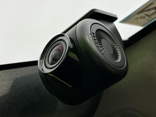 WECARSの展示場では実際に見て、触ってお車をお選びいただけます！知識の豊富な営業スタッフが様々なカーライフをご提案いたします！