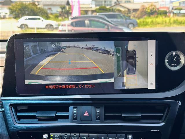 【パノラミックビューモニター】クルマを真上から見下ろした視点で駐車をサポートします！クルマの斜め後ろや真横など、いち早く障害物に気が付くことができます。