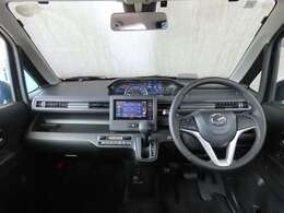 【運転席インテリアデザイン】左右対称のインテリアデザインでドライバーを包み込み運転に集中できるように設計されています。