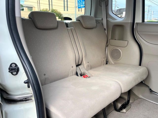 後部座席も気になるようなキズ・汚れやへたり等、大きなダメージはなく、良好な状態です。