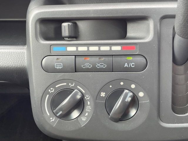 寒い冬も暑い夏も全席に快適な空調を届けてくれる、ダイヤル式エアコンを装備♪