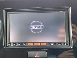 【純正ナビ】人気の純正ナビを装備しております。ナビの使いやすさはもちろん、オーディオ機能も充実！キャンプや旅行はもちろん、通勤や買い物など普段のドライブも楽しくなるはず♪