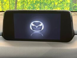 【マツダコネクト】車内の雰囲気にマッチした大型のディスプレイ。スマホ接続でのナビ使用やBluetooth再生等、様々な機能が楽しめます。直感的なダイヤル操作が可能で、使い勝手も良好です。