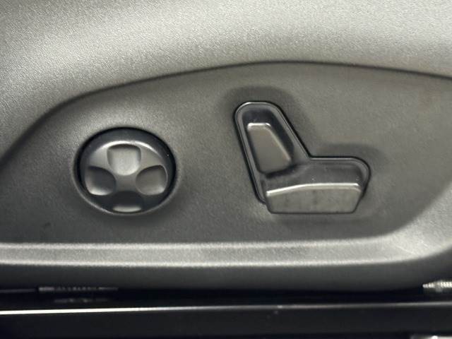 【パワーシート】は細やかな調整ができ、体格を問わずベストポジションがとれ長距離ドライブも快適です。