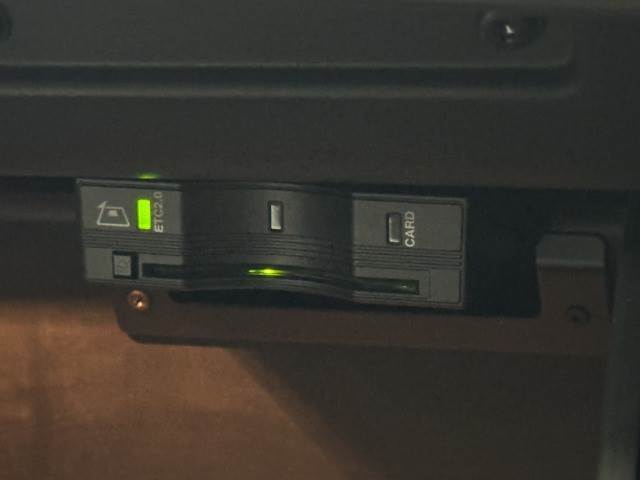 【ETC車載器】を装備しておりますので、ご納車直後からの遠距離ドライブも可能です。土日の利用料金の割引や、朝夕の通行料金を割引料金で高速道路をお楽しみいただけます。