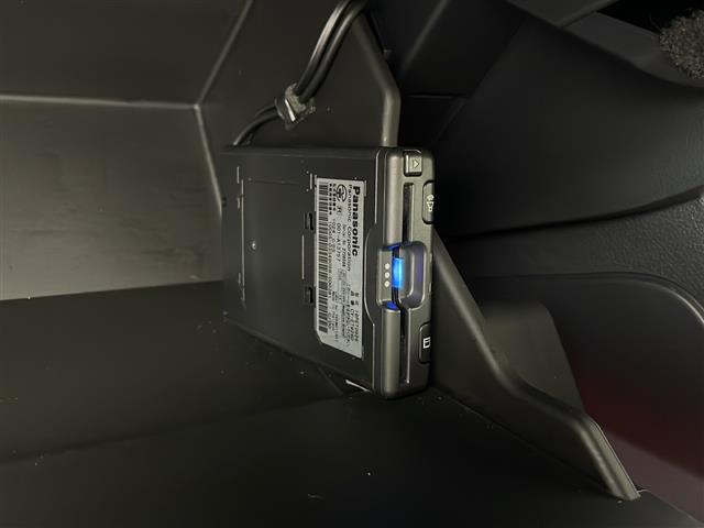 【ETC】有料道路を利用する際に料金所で停止することなく通過できる、ETC車載器（ノンストップ自動料金収受システム機器）が装備されています。セットアップを行うことで利用可能になります。