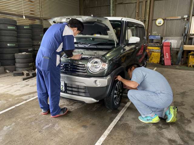 法定点検は全車必ず実施致します。全ての作業終了後、見落としを防ぐ為に必ず2人で自社独自100項目以上のチェックを行います。ここまでするから自信があります！サービス内容で比べて下さい。