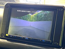 【バックカメラ】駐車時に後方がリアルタイム映像で確認できます。大型商業施設や立体駐車場での駐車時や、夜間のバック時に大活躍！運転スキルに関わらず、今や必須となった装備のひとつです！