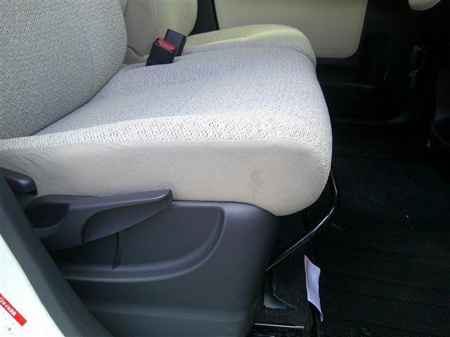 運転席シートアジャスター。シートアジャスターで座面の高さを簡単に調節することができます。それぞれの体型に合わせてくれる優れものですね。