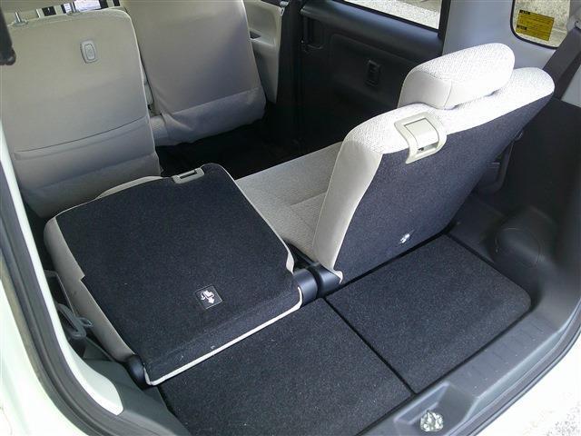 リアシートは分割でたたむことができます。もちろんリクライニングもします。