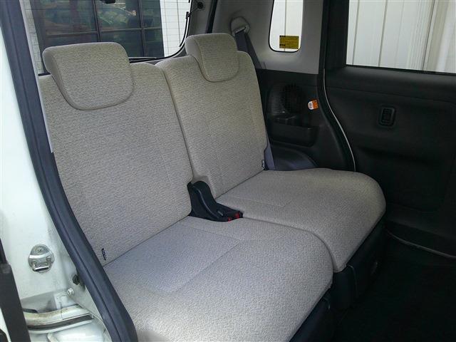 広いリアシート。座面も広く、そして足もとの広さ。シートスライド、リクライニングと便利です。