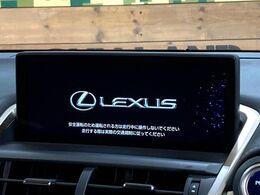 【純正ナビ】人気の純正ナビを装備しております。ナビの使いやすさはもちろん、オーディオ機能も充実！キャンプや旅行はもちろん、通勤や買い物など普段のドライブも楽しくなるはず♪