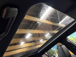 【ガラスルーフ】ガラスルーフ搭載で車内の解放感が一気にアップ！開放的なドライブをお楽しみいただけます。