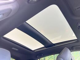 【サンルーフ】ボタンひとつで開閉可能！開放感たっぷりのサンルーフが装着されています！車内に明かりを取り入れたり景色を楽しむ以外にも、よどみがちな車内の空気も簡単に換気できて快適です！